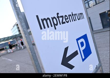 München, Deutschland. Februar 2021, 25th. Thema Bild Corona Impfzentrum. Melden Sie sich beim Corona Impfzentrum in München an der Messe, Bayerisches Impfzentrum Stadt München. Quelle: dpa/Alamy Live News Stockfoto