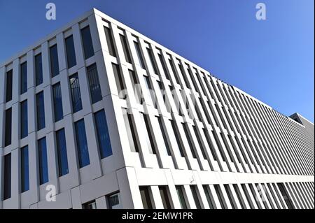 München, Deutschland. Februar 2021, 25th. FREIE BÜROS, freie Stellen, freie Flächen, Überangebot, Bürogebäude, Büroräume, Büro, Büroräume zu vermieten, Mietangebot, Fassade, Außenansicht, Gebäude, Quelle: dpa/Alamy Live News Stockfoto