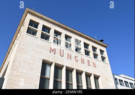 München, Deutschland. Februar 2021, 25th. Die denkmalgeschützte Wappenhalle des alten Münchner Flughafens, umgeben von Neubauten aus der Messestadt Riem. Quelle: dpa/Alamy Live News Stockfoto