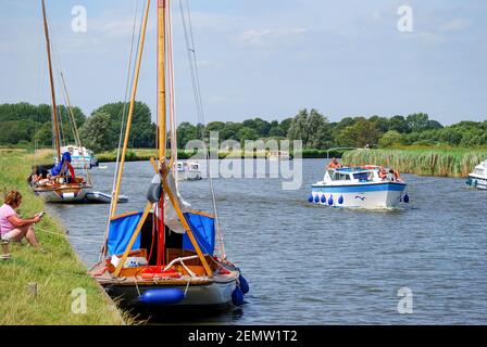 Boote am Fluss Bure Acle Brücke, Norfolk Broads, Norfolk, England, Vereinigtes Königreich Stockfoto