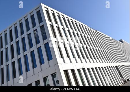 München, Deutschland. Februar 2021, 25th. FREIE BÜROS, freie Stellen, freie Flächen, Überangebot, Bürogebäude, Büroräume, Büro, Büroräume zu vermieten, Mietangebot, Fassade, Außenansicht, Gebäude, Quelle: dpa/Alamy Live News Stockfoto