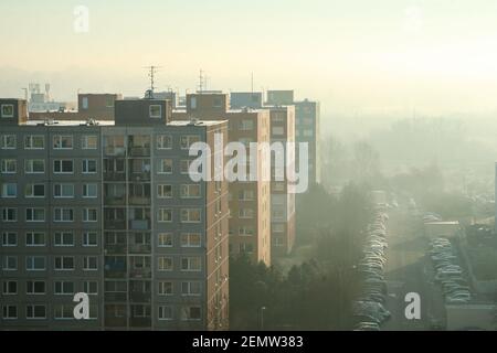 Das neblige Morgendetail des Teils des großen Wohnblocks aus der sozialistischen Ära in Prag in der Tschechischen Republik, genannt Černý Most. Stockfoto