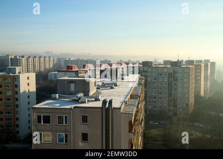 Das neblige Morgendetail des Teils des großen Wohnblocks aus der sozialistischen Ära in Prag in der Tschechischen Republik, genannt Černý Most. Stockfoto