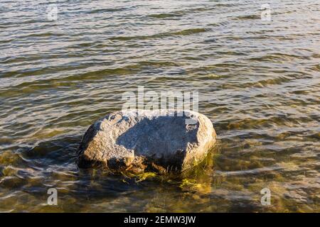 Schöne Naturlandschaft Aussicht. Die großen Felsen an der Küste des Sees. Stockfoto