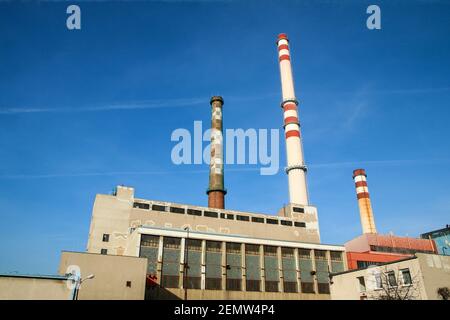 Das alte Heizwerk mit drei Schornsteinen. Stockfoto