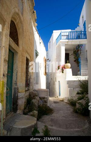 Traditionelle Gasse im alten, malerischen Dorf Chora, der Hauptstadt der Insel Astipalea, auf den dodekanesischen Inseln, Griechenland, Europa Stockfoto