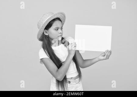 Kleines Mädchen Strohhut zeigt leeres Papier kopieren Raum, bewusst sein Konzept. Stockfoto