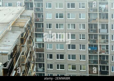 Das neblige Morgendetail des Teils des großen Wohnblocks aus der sozialistischen Ära in Prag in der Tschechischen Republik, genannt Černý Most. Stockfoto