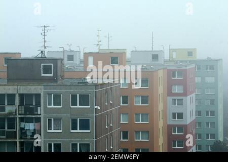 Das neblige Morgendetail des Teils des großen Wohnblocks aus der sozialistischen Ära in Prag in der Tschechischen Republik, genannt Černý Most. Stockfoto