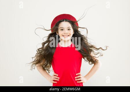 Kleines Mädchen lange Haare wachsen. Teen Mode Modell. Unterschied entdecken. Styling lockiges Haar. Friseur Tipp. Kind Mädchen lange gesund glänzendes Haar. Perfekte locken. Kind süß Gesicht mit adorable curly Frisur. Stockfoto