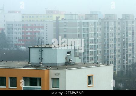 Das neblige Morgendetail des Teils des großen Wohnblocks aus der sozialistischen Ära in Prag in der Tschechischen Republik, genannt Černý Most. Stockfoto