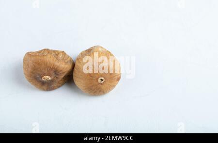 Zwei getrocknete Feigen auf weißem Hintergrund Stockfoto