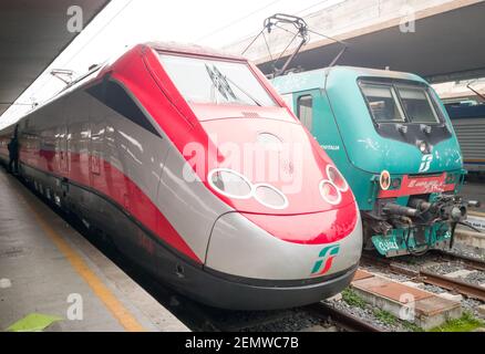 FLORENZ, ITALIEN - FEBRUAR 16 2021: Schnellzug Frecciarossa bereit zur Abfahrt. Dies ist einer der schnellsten Züge der Welt. Stockfoto