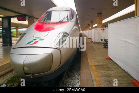 FLORENZ, ITALIEN - FEBRUAR 16 2021: Schnellzug Frecciarossa bereit zur Abfahrt. Dies ist einer der schnellsten Züge der Welt. Stockfoto
