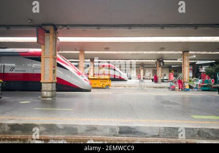 FLORENZ, ITALIEN - FEBRUAR 16 2021: Schnellzug Frecciarossa bereit zur Abfahrt. Dies ist einer der schnellsten Züge der Welt. Stockfoto