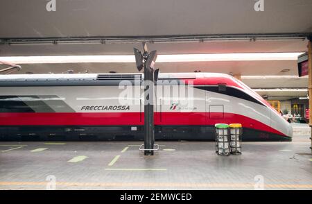 FLORENZ, ITALIEN - FEBRUAR 16 2021: Schnellzug Frecciarossa bereit zur Abfahrt. Dies ist einer der schnellsten Züge der Welt. Stockfoto