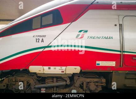 FLORENZ, ITALIEN - FEBRUAR 16 2021: Schnellzug Frecciarossa bereit zur Abfahrt. Dies ist einer der schnellsten Züge der Welt. Stockfoto