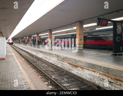 FLORENZ, ITALIEN - FEBRUAR 16 2021: Hochgeschwindigkeitszug Italo fährt in den Bahnhof ein. Dies ist einer der schnellsten Züge der Welt. Stockfoto