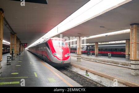 FLORENZ, ITALIEN - FEBRUAR 16 2021: Hochgeschwindigkeitszug Frecciarossa, der den Bahnhof erreicht. Dies ist einer der schnellsten Züge der Welt. Stockfoto