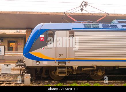 FLORENZ, ITALIEN - FEBRUAR 16 2021: Pendler regionalen elektrischen Lokomotive Zug bereit zu verlassen. Stockfoto