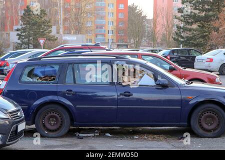 Das Detail eines verlassenen kaputten Autos, jetzt ein Wrack mit beschädigten oder gebrochenen Fenstern und voller Müll oder Abfall. Nimmt einen Parkplatz für den anderen Stockfoto