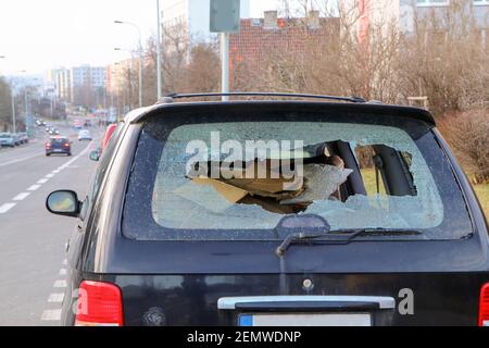 Das Detail eines verlassenen kaputten Autos, jetzt ein Wrack mit beschädigten oder gebrochenen Fenstern und voller Müll oder Abfall. Nimmt einen Parkplatz für den anderen Stockfoto