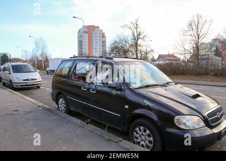 Das Detail eines verlassenen kaputten Autos, jetzt ein Wrack mit beschädigten oder gebrochenen Fenstern und voller Müll oder Abfall. Nimmt einen Parkplatz für den anderen Stockfoto