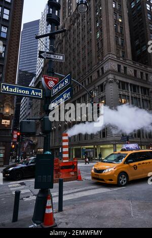 Hochdruck-Dampfleitungen Leck an der Ecke von Madison Avenue und 41st Street in Manhattan Stockfoto