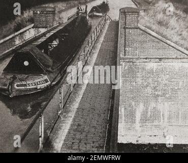 Ein vintage gedrucktes Foto eines Southall Barges, der Wolverton Aquaduct auf dem Grand Union Canal überquert. Stockfoto