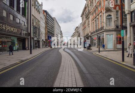 London, Großbritannien. Februar 2021, 25th. Allgemeiner Blick auf eine ruhige Oxford Street in London, wo die meisten Geschäfte geschlossen bleiben.England wird ab März die Sperrungsbeschränkungen in mehreren Etappen lockern.viele Geschäfte werden im April wieder eröffnet, gefolgt von Museen und Galerien im Mai. Kredit: Vuk Valcic/SOPA Images/ZUMA Wire/Alamy Live Nachrichten Stockfoto