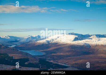 Blick auf Kintail und Loch Cluanie vom Gipfel des Meall Dubh in den schottischen Highlands. Stockfoto