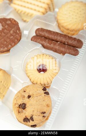 Eine Auswahl von Keksen in ihrem Kunststofftablett von oben geschossen. Stockfoto