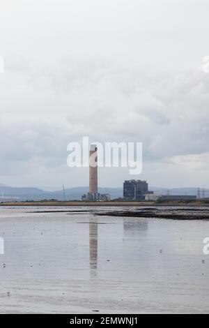 Longannet Power Station mit dem Fluss aus folgende Sehenswürdigkeiten: Culross, Fife, Schottland gesehen. Stockfoto