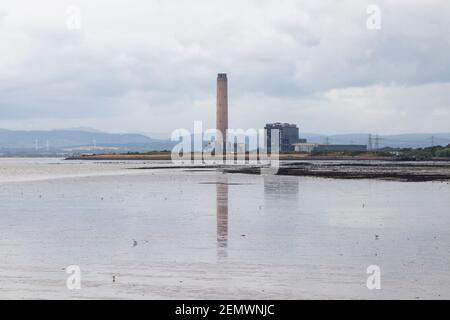 Longannet Power Station mit dem Fluss aus folgende Sehenswürdigkeiten: Culross, Fife, Schottland gesehen. Stockfoto