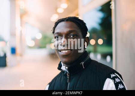 Portrait eines afrikanischen Studenten auf dem Campus Stockfoto