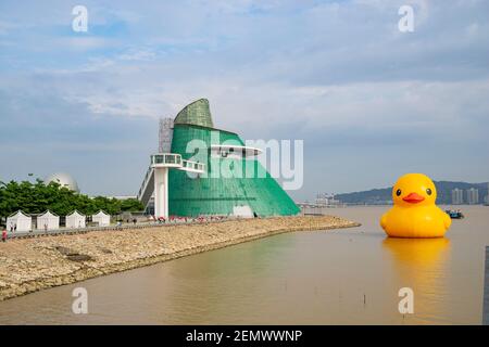 Die berühmte gelbe Ente Kunstschau in Macau um Sonnenuntergang Stockfoto