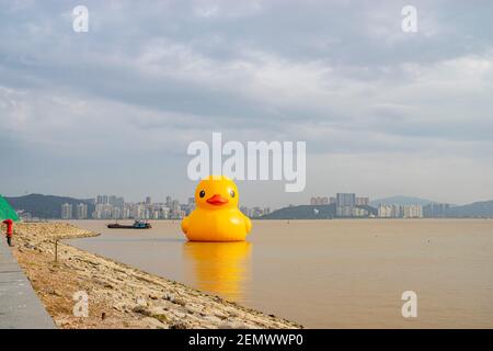 Die berühmte gelbe Ente Kunstschau in Macau um Sonnenuntergang Stockfoto