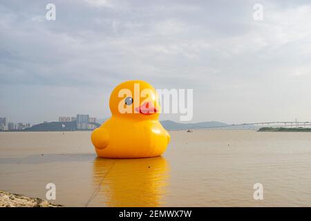 Die berühmte gelbe Ente Kunstschau in Macau um Sonnenuntergang Stockfoto