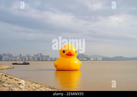 Die berühmte gelbe Ente Kunstschau in Macau um Sonnenuntergang Stockfoto