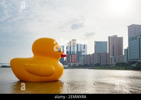 Die berühmte gelbe Ente Kunstschau in Macau um Sonnenuntergang Stockfoto