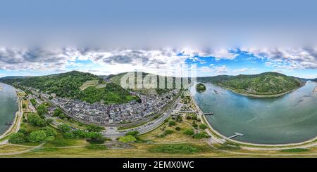 360 Panorama von Bacharach am Rhein. Kleinstadt am Oberen Mittelrhein. Schöne Luftpanorama Postkartenansicht mit einer Kirche. Stockfoto