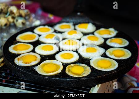 Street Food in Thailand. Spiegeleier. Rührei zum Mitnehmen. Stockfoto