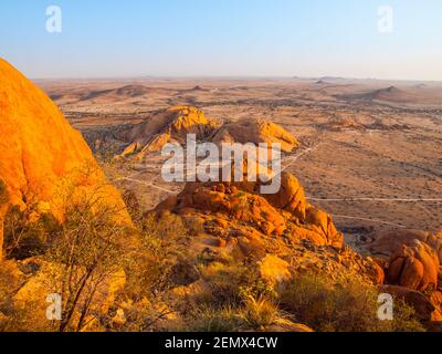 Landschaft um Spitzkoppe, auch Spitzkop genannt, mit massiven Granitfelsen, Namib-Wüste, Namibia, Afrika Stockfoto