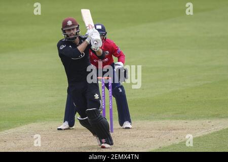 LONDON, GROSSBRITANNIEN. 23. April 2019: Ben Foakes von Surrey spielt einen Schuss, während der Wicketkeeper Robbie White von Essex während des Surrey gegen Essex, Royal London One Day Cup Spiels beim Kia Oval, anschaut. (Foto von Mitchell Gunn/ESPA/Cal Sport Media/Sipa USA)