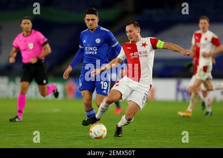 Leicester, Großbritannien, 25th. Februar 2021; King Power Stadium, Leicester, Midlands, England; UEFA Europa League Football, Knockout Round, Leicester City gegen Slavia Pague; Jan Boril von Slavia Prag unter dem Druck von Cengiz unter Leicester City Stockfoto