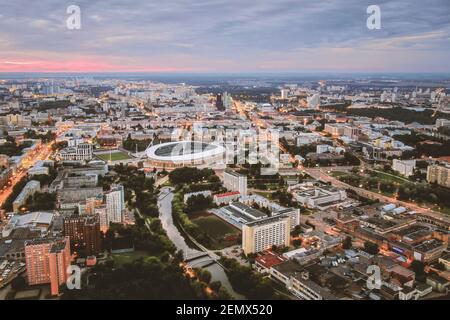 Minsk, Hauptstadt der Republik Belarus. Draufsicht von der Drohne. Dinamo Fußballstadion im Zentrum Stockfoto