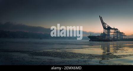 Am frühen Morgen Nebel bei eisigen Temperaturen im Hafen von Hamburg Stockfoto