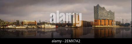 Panorama der Hamburger Skyline mit Spiegelung Stockfoto