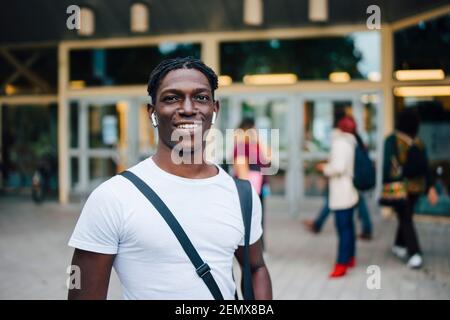 Porträt eines lächelnden afrikanischen Studenten auf dem Campus Stockfoto