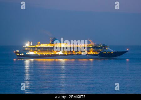 Osmington Mills, Dorset, Großbritannien. 25th. Februar 2021. Wetter in Großbritannien. Leeres Kreuzfahrtschiff Marella Discovery ankerte in der Weymouth Bay vor der Küste bei Osmington Mills in Dorset in der Abenddämmerung während der Covid-19-Sperre. Bild: Graham Hunt/Alamy Live News Stockfoto